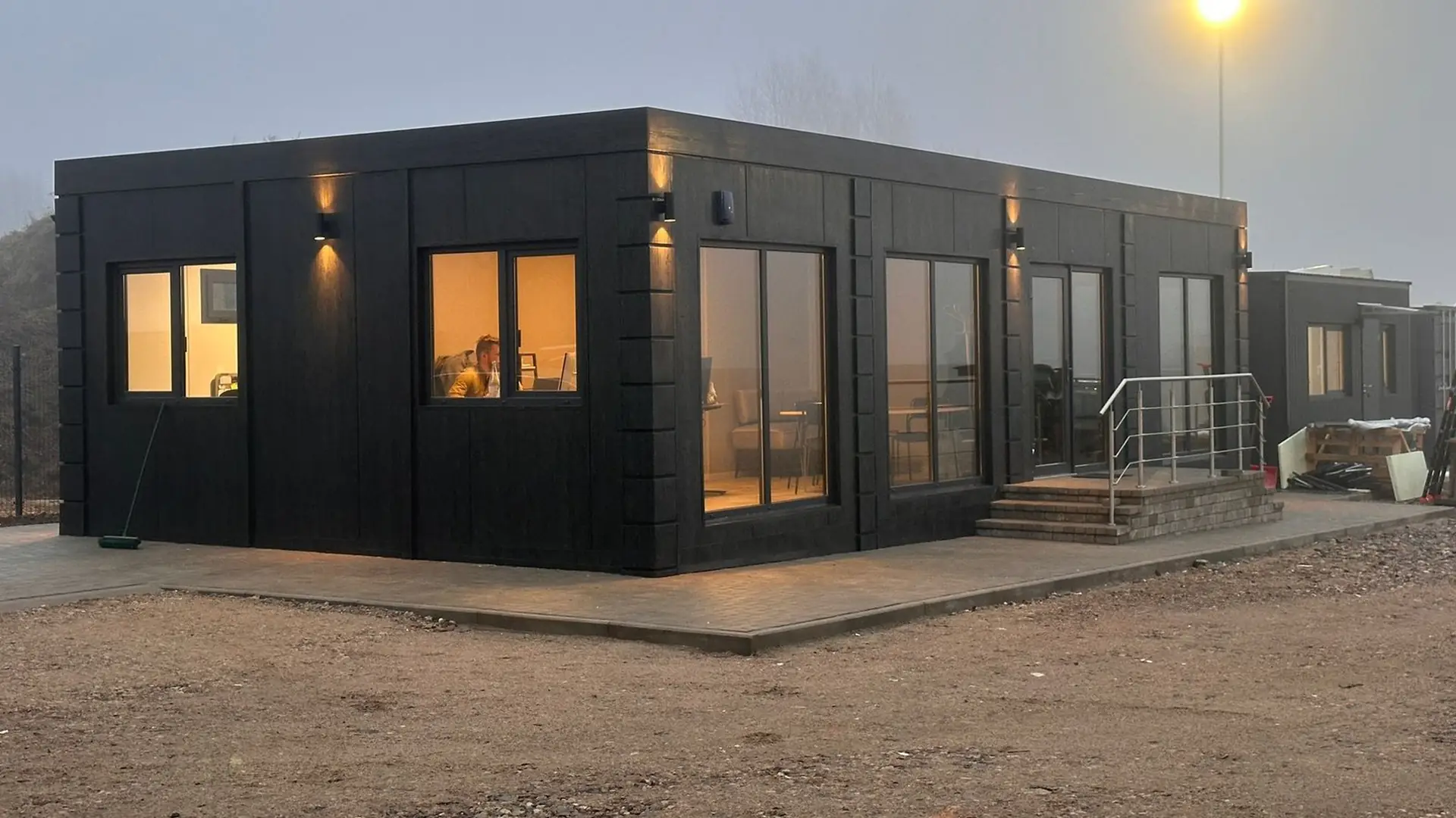 Įgyvendintas projektas Nr. 10 – trijų modulių pastatas sutemus